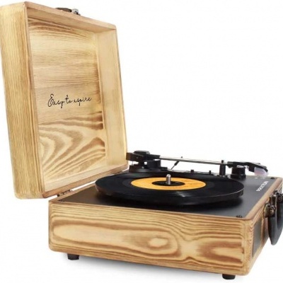 Gira-discos portátil madeira clara com disco vinil preto e tampa aberta