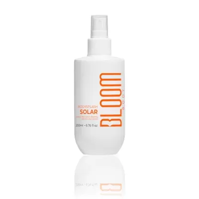 Frasco branco de plástico com spray e rótulo laranja BLOOM BODY bodysplash solar