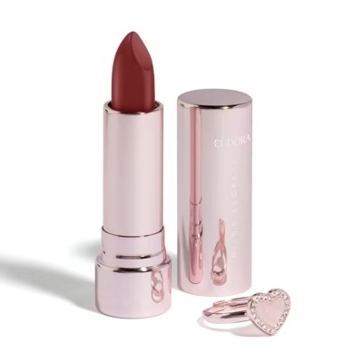 Batom vermelho com estojo metálico rosa e anel prateado com coração