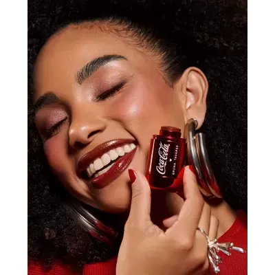 Mulher com maquilhagem rosa e baton vermelho Coca-Cola Bruna Tavares
