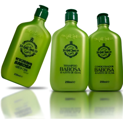 Três frascos verdes de cosméticos By Gold Spell co com texto em preto e tampas verdes.