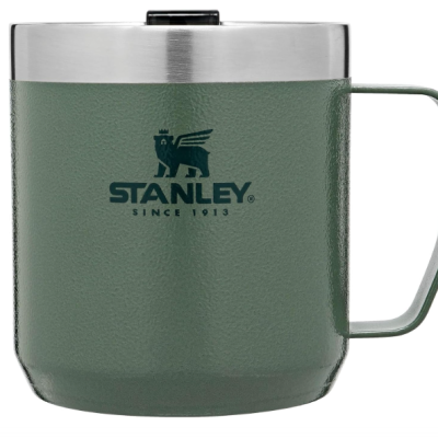 Caneca térmica verde com tampa preta e logo Stanley