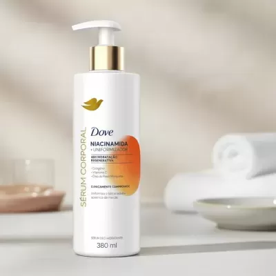 frasco branco de sérum corporal Dove com válvula doseadora dourada