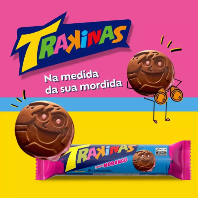 Pacote de bolachas Traxinas sabor morango e bolacha com rosto sorridente em fundo colorido.