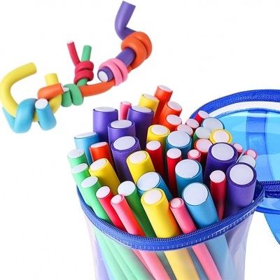 Canudos coloridos reutilizáveis de silicone dentro de bolsa azul translúcida