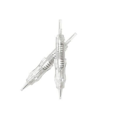 Dois cartuchos transparentes para máquina de tatuagem com marcas pretas