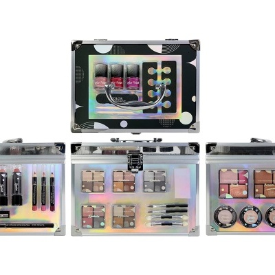 Estojo de maquilhagem holográfico aberto com vários produtos dentro