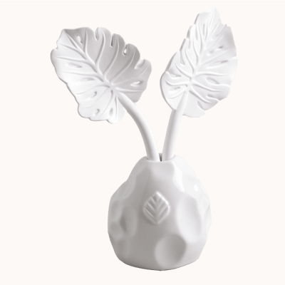 Vaso decorativo branco com duas folhas brancas de cerâmica