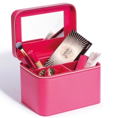 Estojo rosa de maquilhagem aberto com espelho e vários produtos de beleza dentro