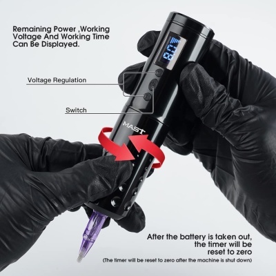 Máquina de tatuagem preta com visor digital azul e botões, segurada com luvas pretas, texto em inglês ao lado