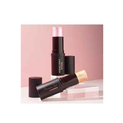 Duas sticks de maquilhagem preto com texto branco, um rosa e outro dourado, sobre fundo rosa claro.