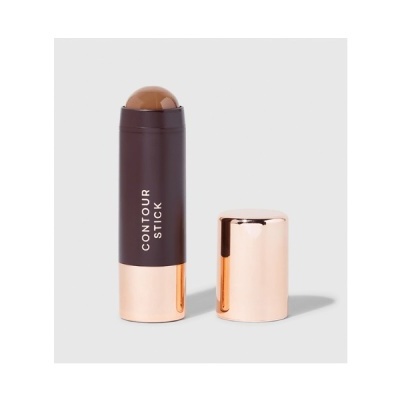 Bastão de contorno de maquilhagem preto e dourado com tampa removida num fundo cinzento claro