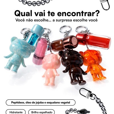 Chaveiros com miniaturas de bonecos coloridos e pequenos frascos em várias cores