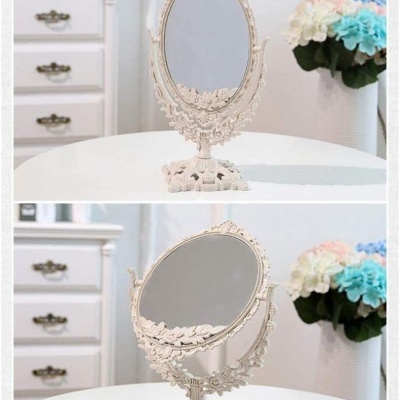 Espelho de mesa oval branco com detalhes em relevo e base trabalhada