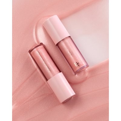 Duas embalagens de gloss labial rosa cintilante com tampa rosa sobre fundo rosa brilhante