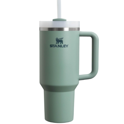 Caneca térmica Stanley verde com tampa branca, canudo e pega lateral