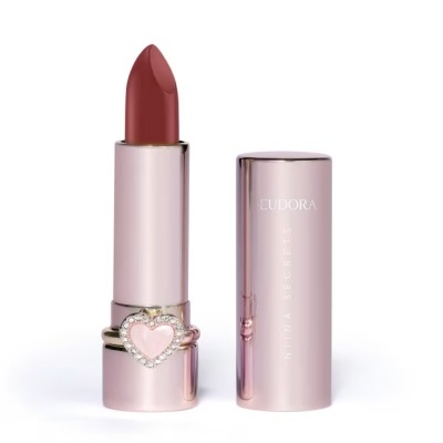 Batom vermelho-terra Eudora com embalagem rosa metálica e anel coração