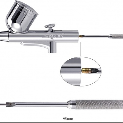 Airbrush metálico cromado com copo superior e corpo texturizado, detalhado em ampliação