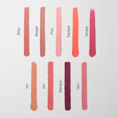 Nove traços coloridos de batom com nomes em fundo branco