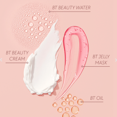 Texturas de produtos cosméticos rotulados sobre fundo rosa