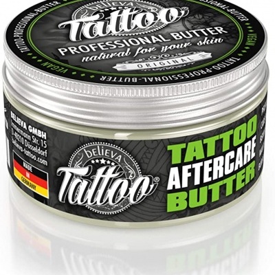 Lata de manteiga para cuidados pós-tatuagem com rótulo preto e verde.