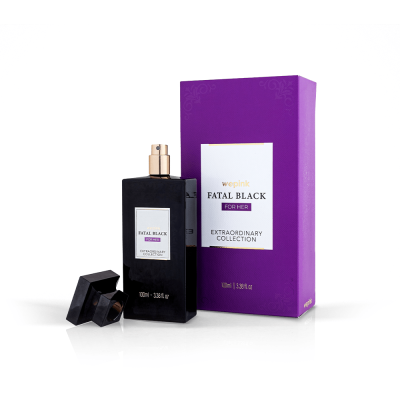 Frasco de perfume preto com rótulo branco e caixa roxa