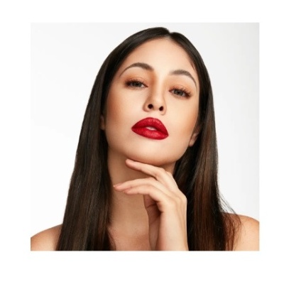 Mulher com batom vermelho e cabelo castanho escuro liso