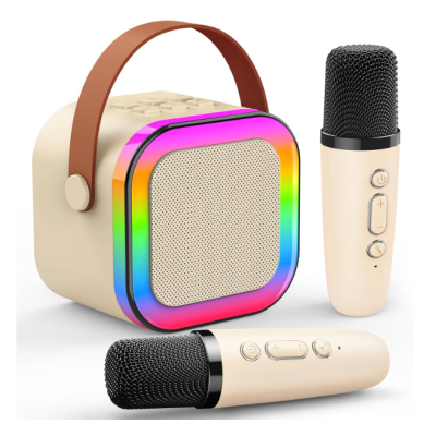 Colunas portáteis bege com alça castanha e moldura multicolorida, dois microfones sem fios bege com grelha preta.