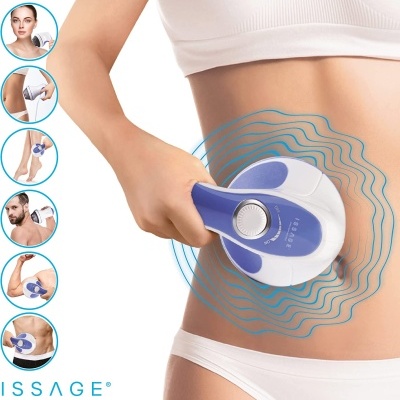 Dispositivo de massagem corporal branco e azul em uso no abdômen.