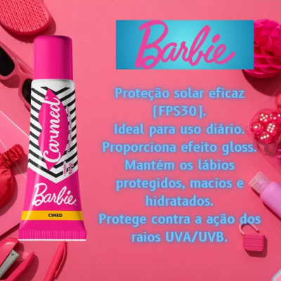 Tubo de batom Carmex edição Barbie em fundo rosa com texto informativo sobre proteção solar.