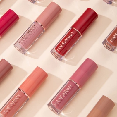 Batons líquidos HANDAVANT em várias cores dispostos sobre uma superfície creme