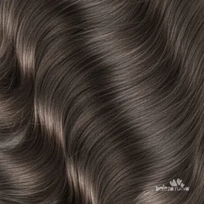 Cabelo ondulado castanho escuro com brilho e reflexos naturais