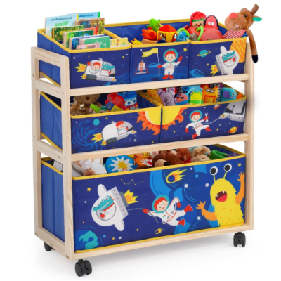 Estante organizadora de madeira com caixas azuis decoradas com astronautas e monstros no espaço, cheia de brinquedos.