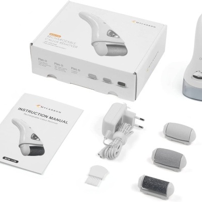 Dispositivo branco e cinza de remoção de pele com acessórios e manual sobre mesa branca