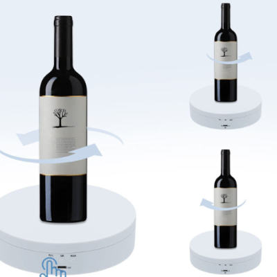 Garrafa de vinho tinto com rótulo branco numa plataforma giratória branca.