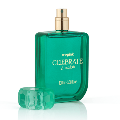 Frasco de perfume verde com texto dourado e tampa ao lado