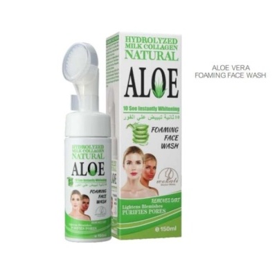 Frasco de Aloe Vera Foaming Face Wash com escova e caixa com texto verde e preto