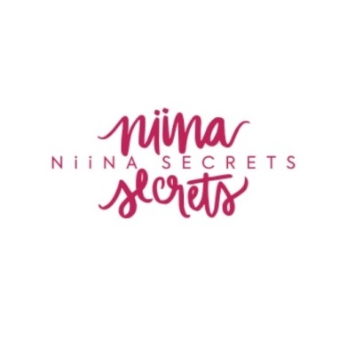 Logótipo com texto NIINA SECRETS em rosa e vermelho