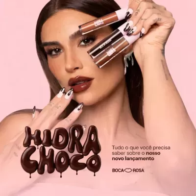 Mulher com batom castanho segurando gloss labiais Hidra Choco da Boca Rosa