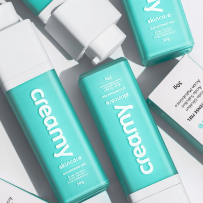 Produtos skincare Creamy em embalagens azul turquesa e branco