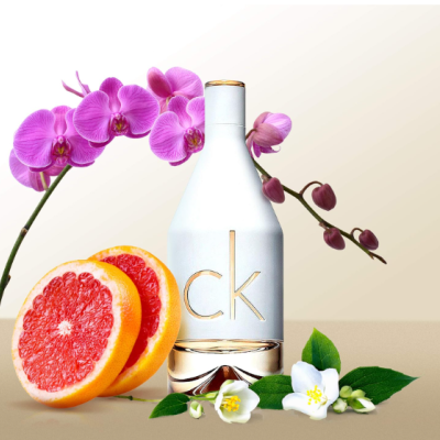Frasco branco de perfume CK com flores, orquídea roxa e toranja