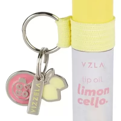 Frasco de lip oil transparente com tampa amarela e chaveiro com etiquetas da marca VIZELA