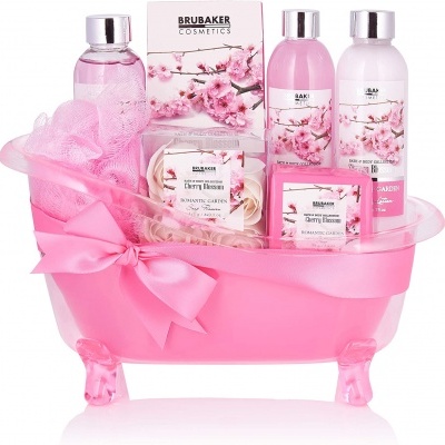 Conjunto de cosmética rosa em banheira decorativa