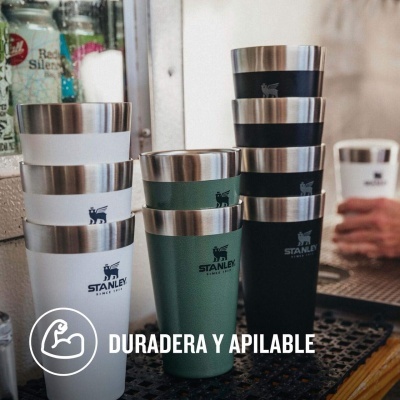 Conjunto de copos térmicos Stanley em aço inoxidável empilhados em branco, verde e preto.