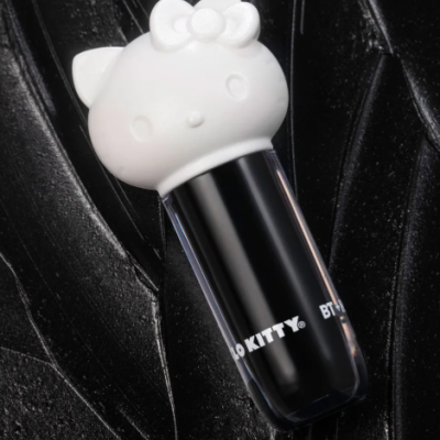 Cilindro preto com tampa branca em forma de cabeça de Hello Kitty