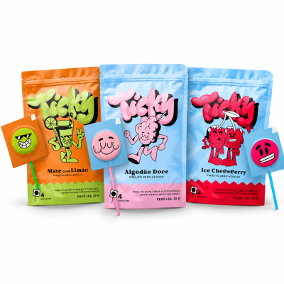 Três embalagens de pirulitos Tickly coloridas com desenhos animados e pirulitos em tons correspondentes.