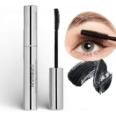 Máscara de pestanas prateada com pincel e manchas de rímel preto junto ao olho