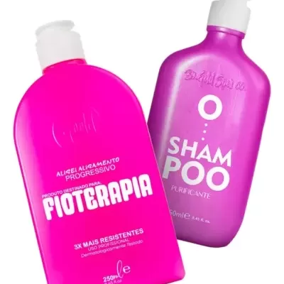 Frascos rosas de produtos para cabelo com rótulos em português.