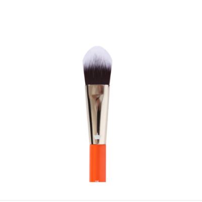 Pincel de maquilhagem com cabo laranja e cerdas brancas e pretas