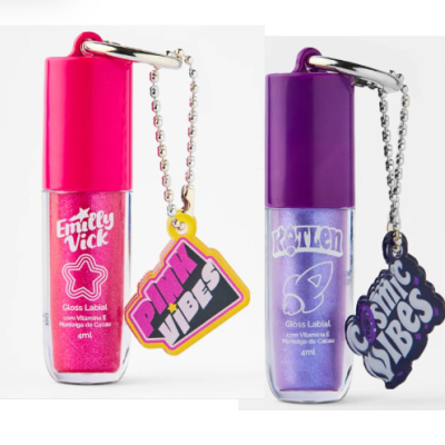 Dois glosses labiais rosa e lilás com tampas de cores correspondentes e etiquetas penduradas